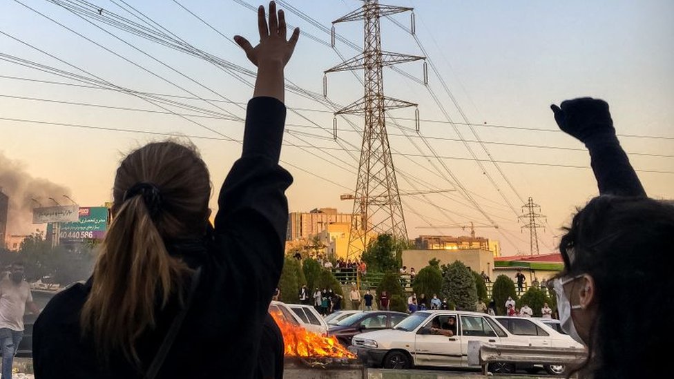 The Iranian women risking jail with daily act of defiance