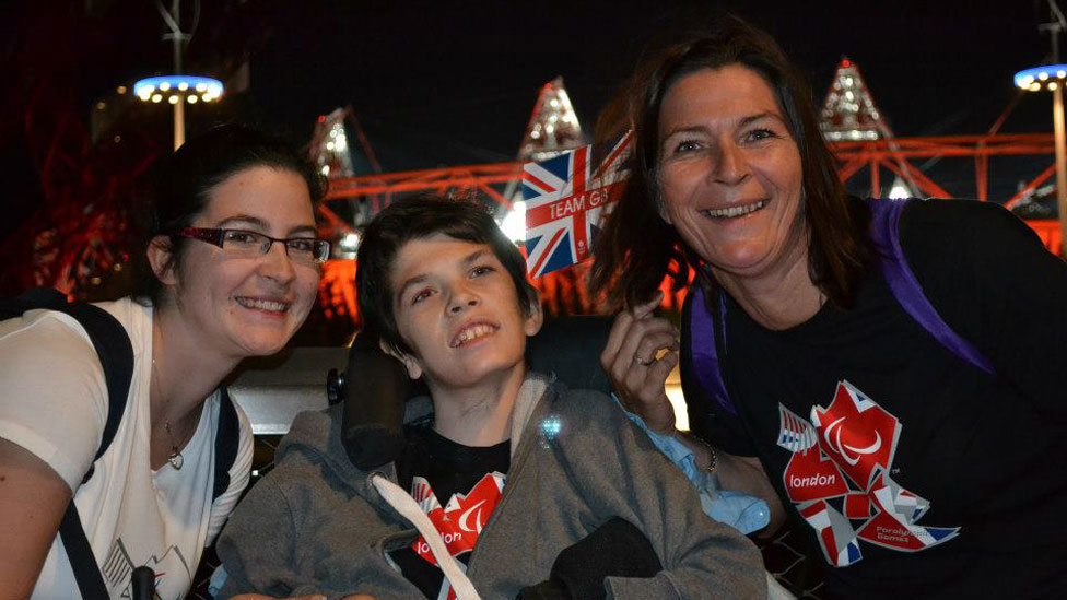 Alex con su hermana Becky y su madre en las Olimpiadas de Londres en 2012.