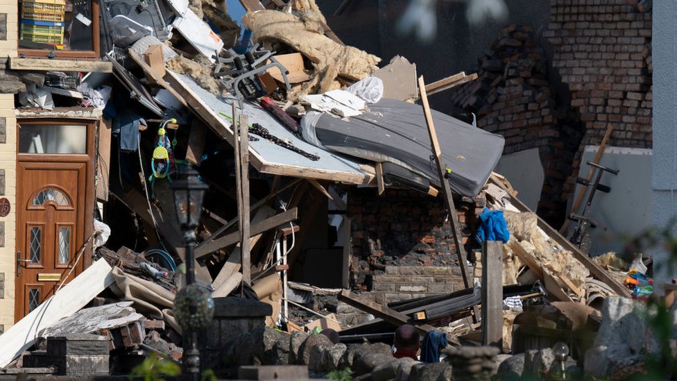 Обломки разбросаны среди остатков террасного дома, разрушенного в результате взрыва в «Семь сестер», Нит Порт-Талбот