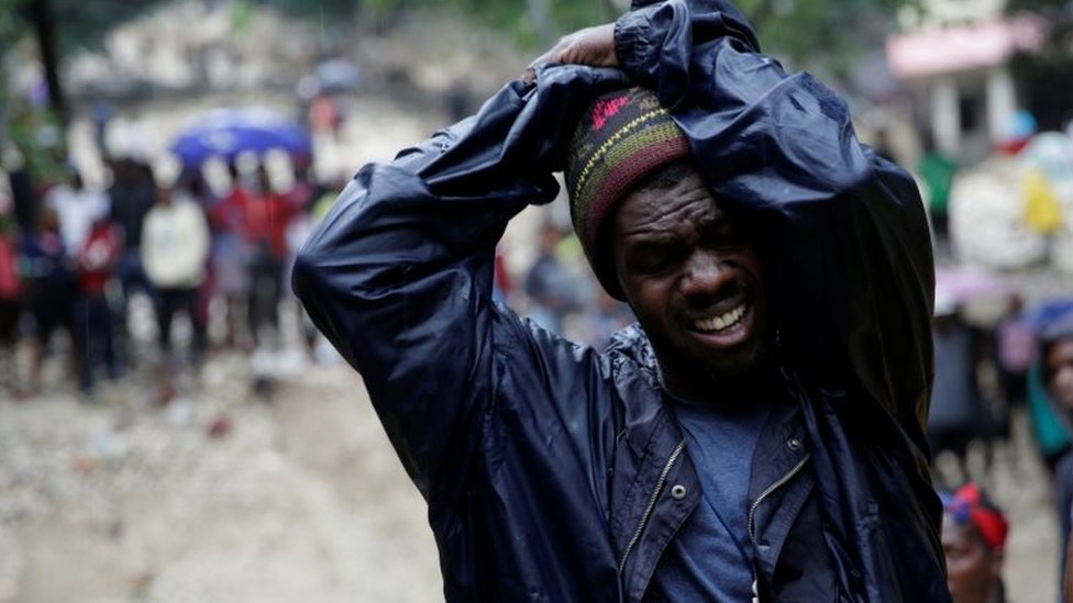 Este hombre reacciona al ver el cuerpo sin vida de su madre, quien murió tras el paso de la tormenta en Puerto Príncipe.