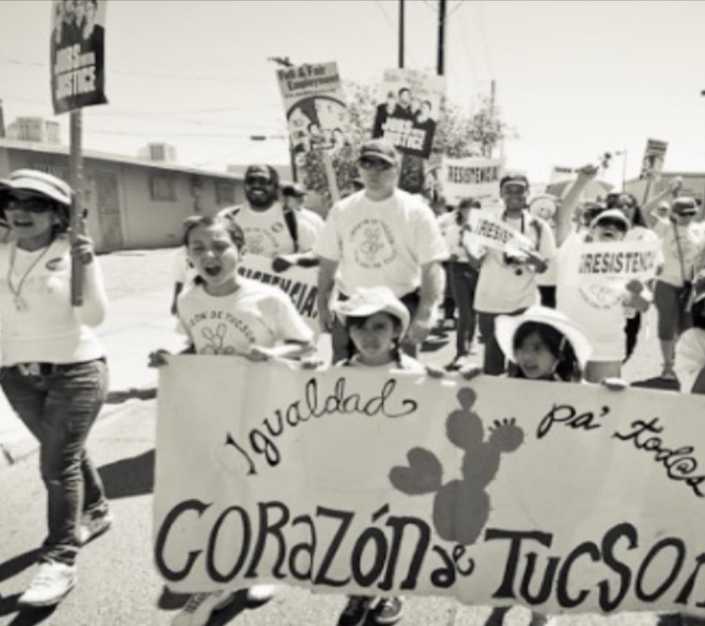 Emma Galligan en una protesta en contra de las leyes antiinmigración en Arizona.