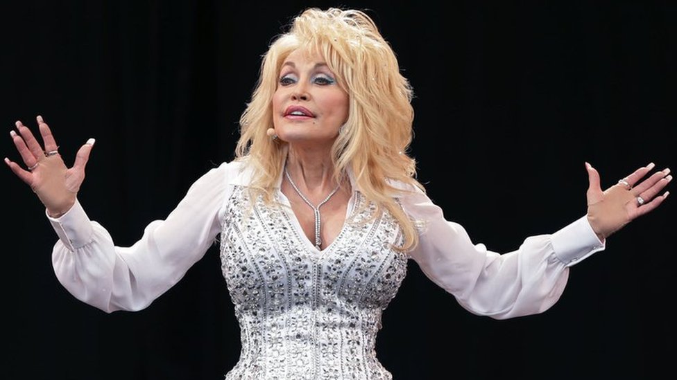 Dolly Parton 'turned down' Presidential Medal of Freedom twice - BBC News