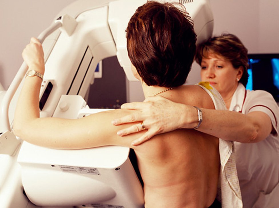 Женщина делает маммографию