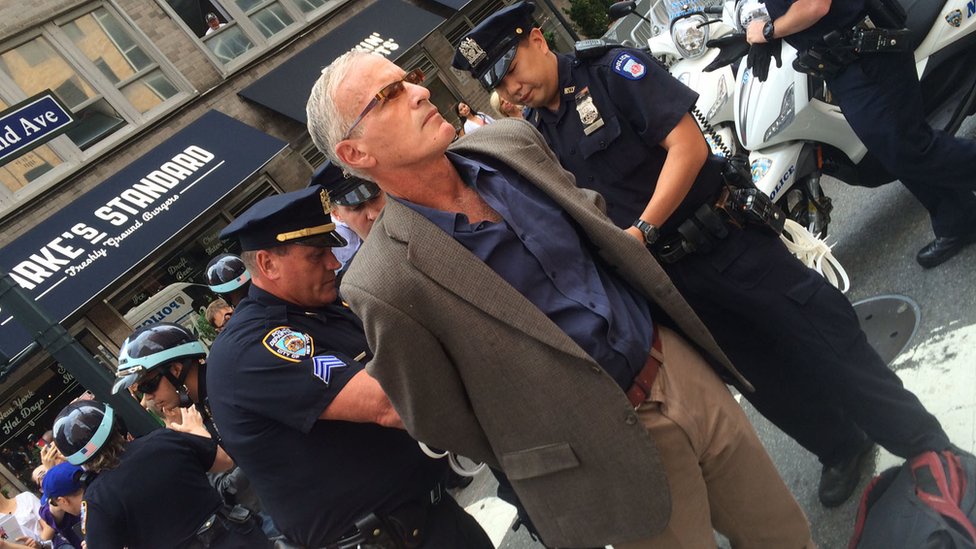 نورمان فينكلستاين أثناء اعتقاله في مظاهرة مناهضة لإسرائيل في الولايات المتحدة، في يوليو/تموز 2014