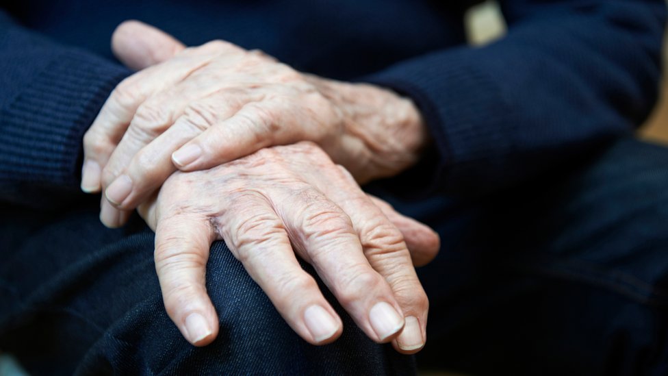manos de un hombre con Parkinson