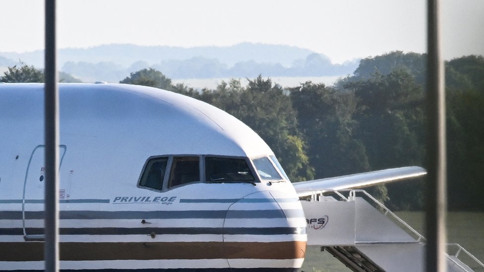 جهزت الحكومة البريطانية طائرة لنقل طالبي اللجوء إلى رواندا في وقت سابق من هذا الشهر
