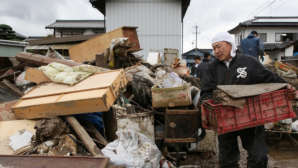 Un hombre intenta salvar algunas de sus pertenencias tras el paso del huracán Hagibis
