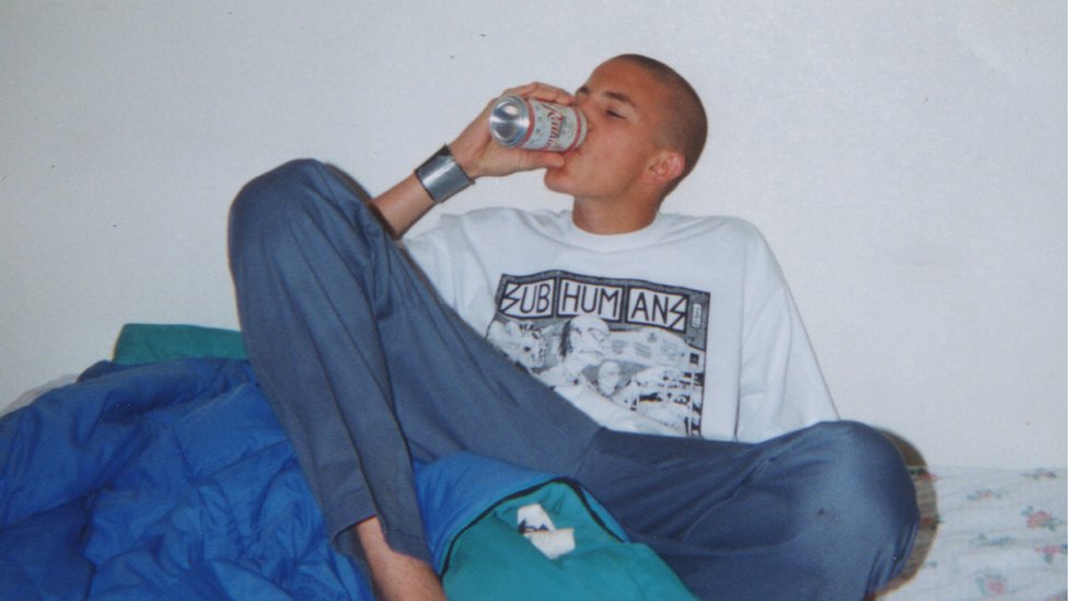 Matt tomando alcohol cuando era adolescente