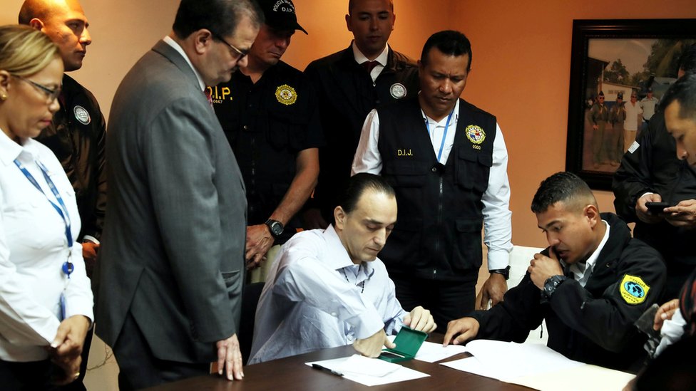 Borges enfrenta acusaciones a nivel estatal y federal. Roberto Borges firma documentos de salida de Panamá