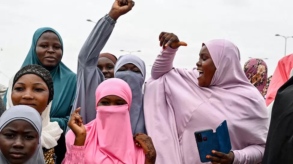 أنصار المجلس العسكري في النيجر يتجمعون يوم الجمعة في نيامي أمام قاعدة عسكرية فرنسية