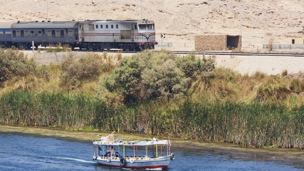 قطار يسافر على ضفاف النيل بين أصوان وإدفو