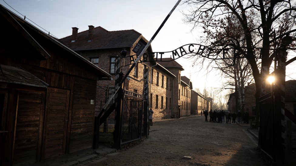 Фотография из архива, показывающая вход в концлагерь Освенцим в Польше