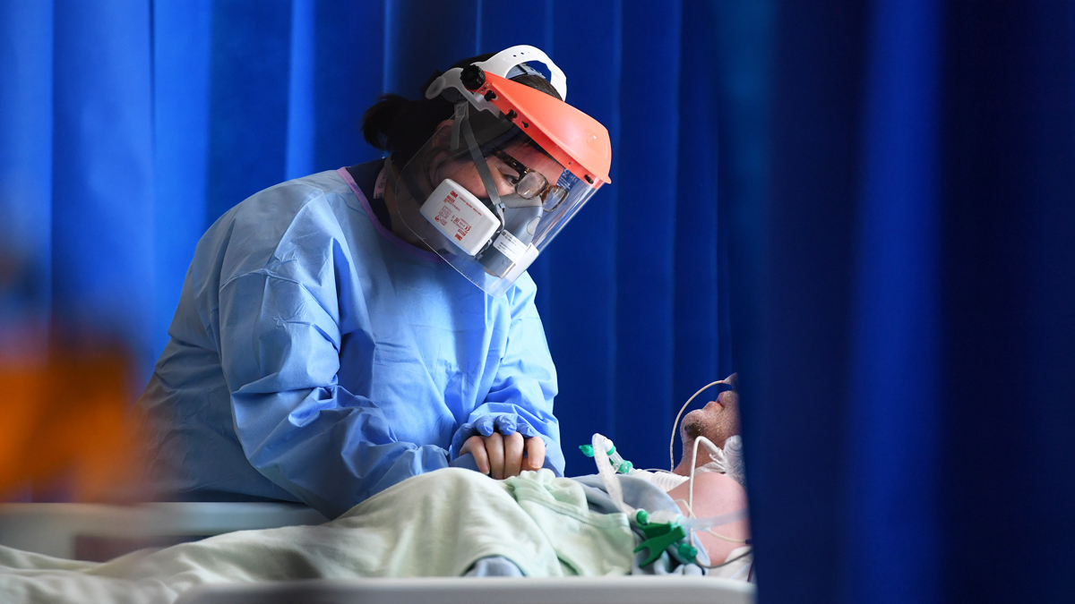Сотрудник обслуживает пациента в отделении интенсивной терапии Королевской больницы Папворта, Кембридж, Великобритания, 5 мая 2020 г.