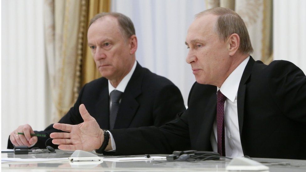 Президент России Владимир Путин (справа) в сопровождении секретаря Совета безопасности Николая Патрушева в 2015 году