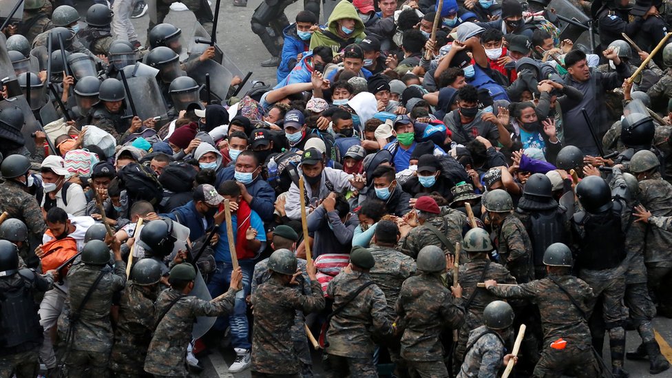 Enfrentamientos entre los migrantes y las fuerzas de seguridad de Guatemala.