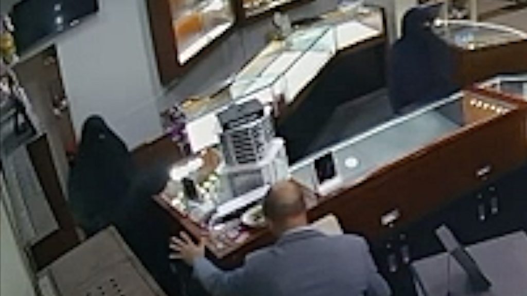 Australia: Watch jewellery store heist by disguised gunmen