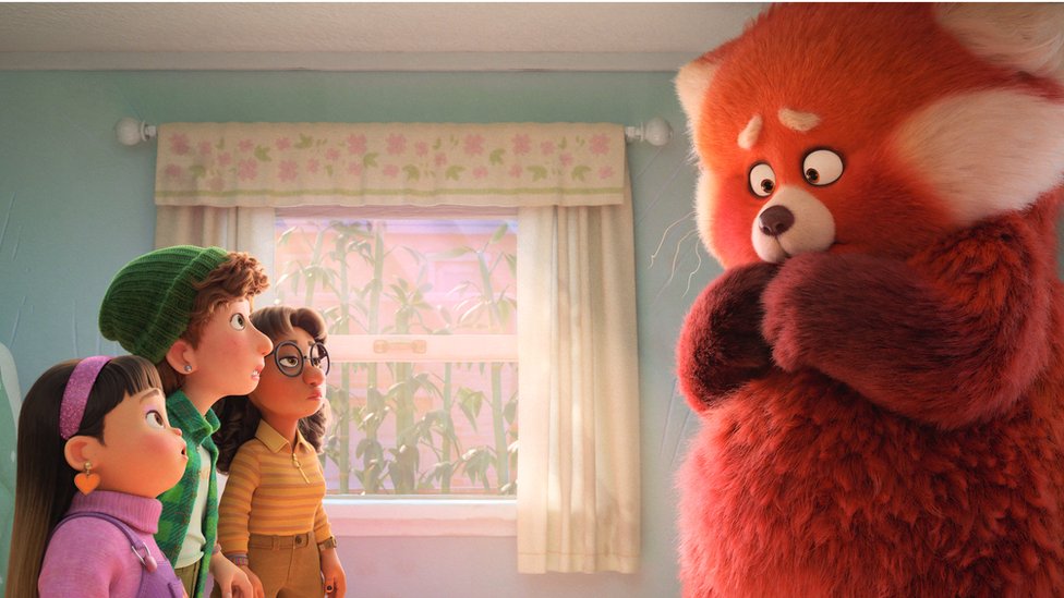 Cena da animação mostra três crianças e um panda vermelho