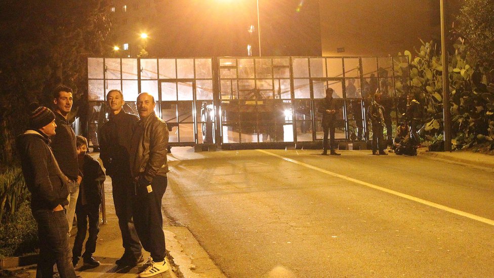 Полицейский шлагбаум блокирует улицу возле жилого комплекса Jardins de l'Empereur в Аяччо, 27 декабря 15