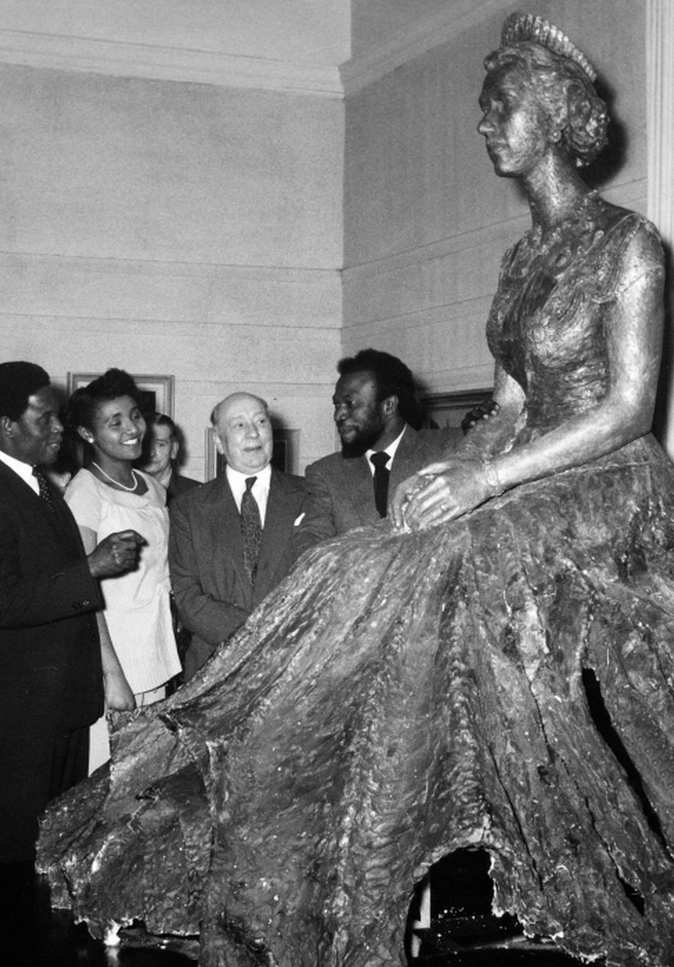 Бен Энвонву на открытии своей портретной статуи королевы в Королевском обществе британских художников в 1957 году