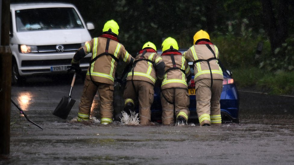 Пожарные помогают машине выбраться из паводка в Лохвинноче