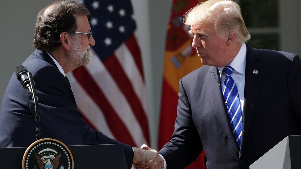 Donald Trump se mostró amistoso con Mariano Rajoy cuando lo recibió en la Casa Blanca. Mariano Rajoy y Donald Trump dándose las manos