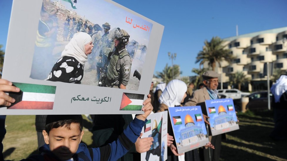 صورة من الأرشيف: مظاهرات في الكويت رفضا لقرار الإدارة الأمريكية باعتبار القدس عاصمة لإسرائيل