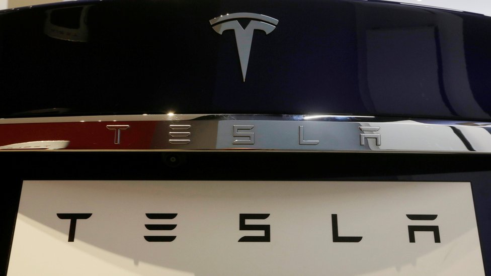 Tesla vendió más de 25.000 coches en el primer trimestre, un 70% más que en el mismo trimestre del año pasado. Logo de Tesla en la parte posterior de uno de sus vehículos.