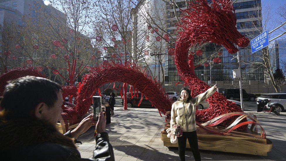 北京市民與龍年裝飾合影