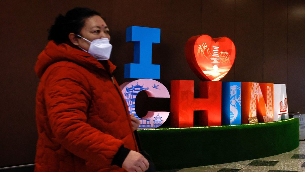 Covid: após 3 anos, China acaba com quarentena para viajantes em meio a onda da doença