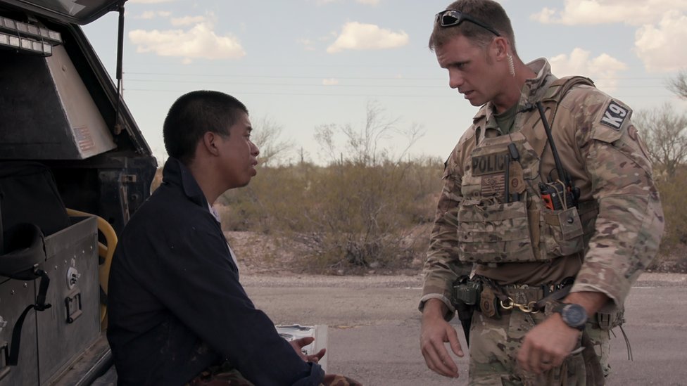 Una escena de la docuserie en la que un migrante que estaba perdido en el desierto de Arizona es rescatado por un agente de la Patrulla Fronteriza.