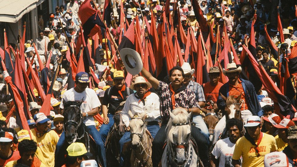 Ortega durante una marcha electoral en 1990.