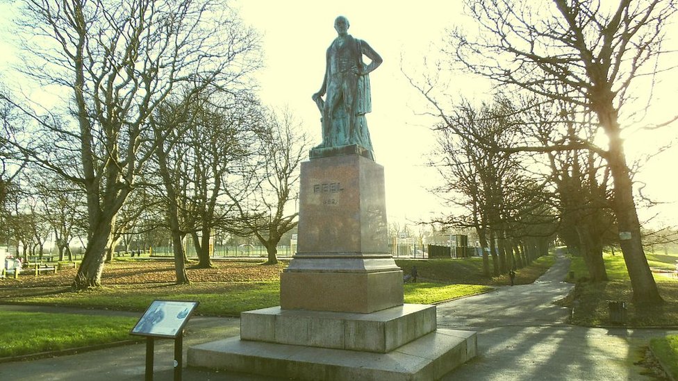 Статуя сэра Роберта Пиля в Лидсе