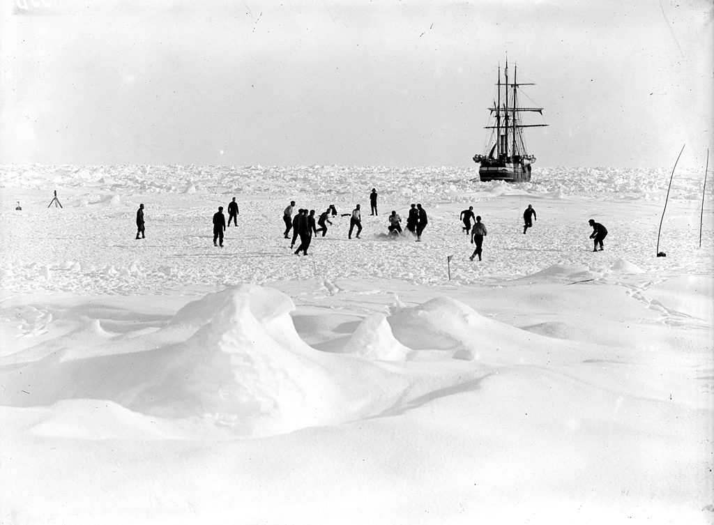 Stark images of Shackleton's struggle BBC News