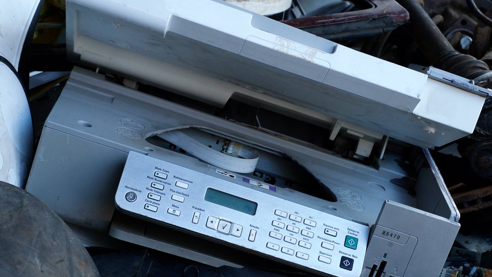 Mesin printer di tempat pembuangan sampah