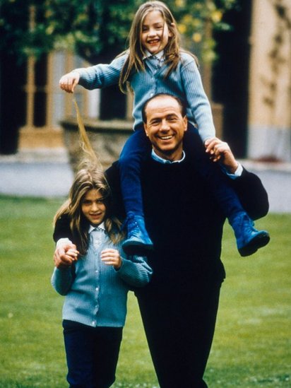 Un joven Silvio Berlusconi con sus hijas Barbara y Eleonora que tuvo de su segunda esposa Veronica Lario.