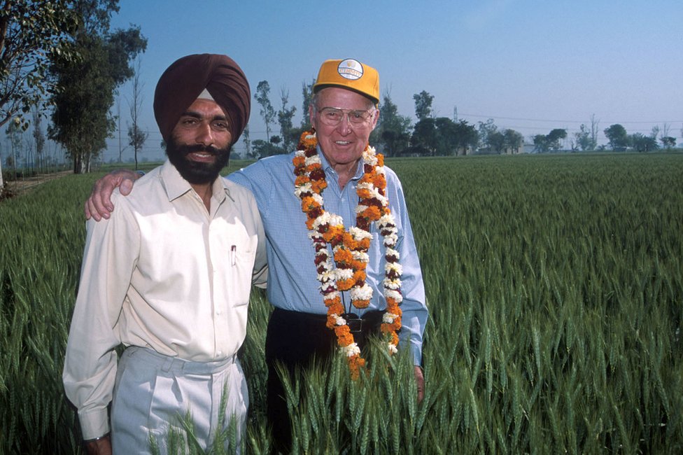Norman Borlaug con el agricultor indio Pradeep Singa