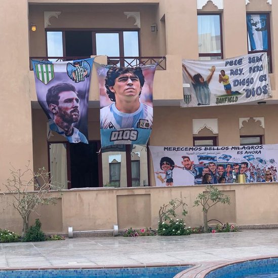 Casa com dois andares repleta de cartazes pendurados homenageando Messi e Maradona