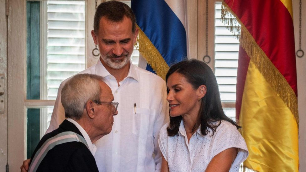 Король Испании Фелипе VI (C) и королева Летиция (справа) приветствуют историка из Гаваны Эусебио Лила после награждения его Большим крестом Королевского и выдающегося испанского ордена Карлоса III во "Palacio de los Capitanes" в Старой Гаване в ноябре 13, 2019. - Испанские члены королевской семьи отправляются в четырехдневную поездку на Кубу, чтобы отметить 500-летие Гаваны