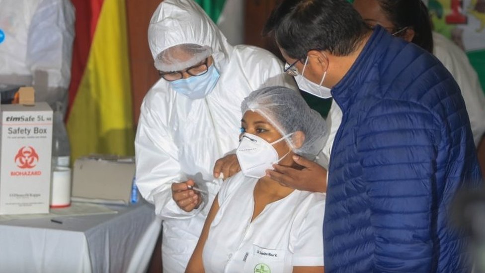 Enfermeira é vacina na Bolívia