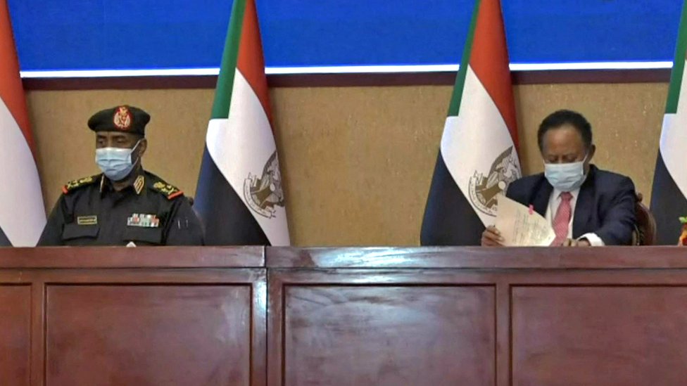 حمدوك والبرهان لدى توقيع الاتفاق في الخرطوم الأحد 21 تشرين الثاني/نوفمبر