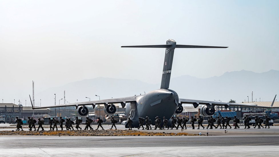 Avión de Estados Unidos rodeado de soldados estadounidenses en el aeropuerto de Kabul