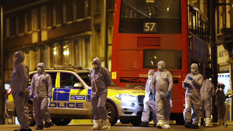 Судебно-медицинские эксперты исследуют место, где мужчина был застрелен вооруженной полицией 2 февраля 2020 года в Лондоне, Англия
