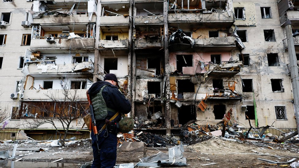 Prédio residencial destruído na capital ucraniana, Kiev, após disparos de mísseis e a derrubada de uma aeronave russa