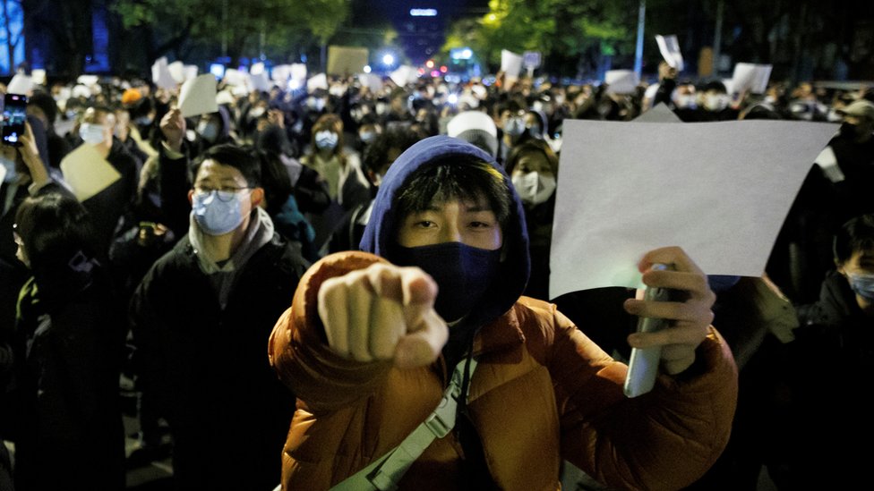 Революция белых листов бумаги: антиковидные протесты в Китае и требования отставки Си Цзиньпина