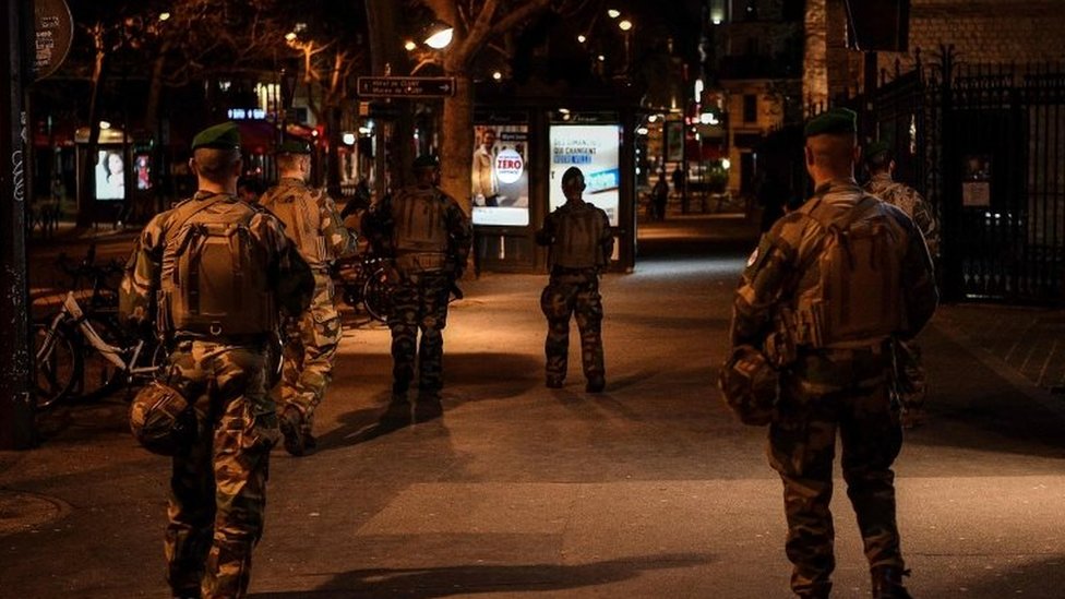 Fransa sokaklarında askerler