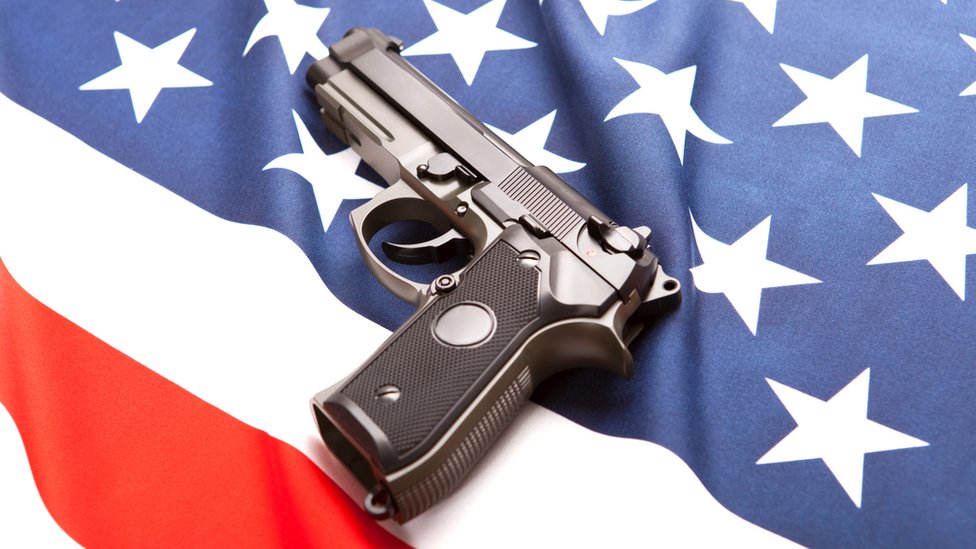 Pistola sobre bandera de EE.UU.