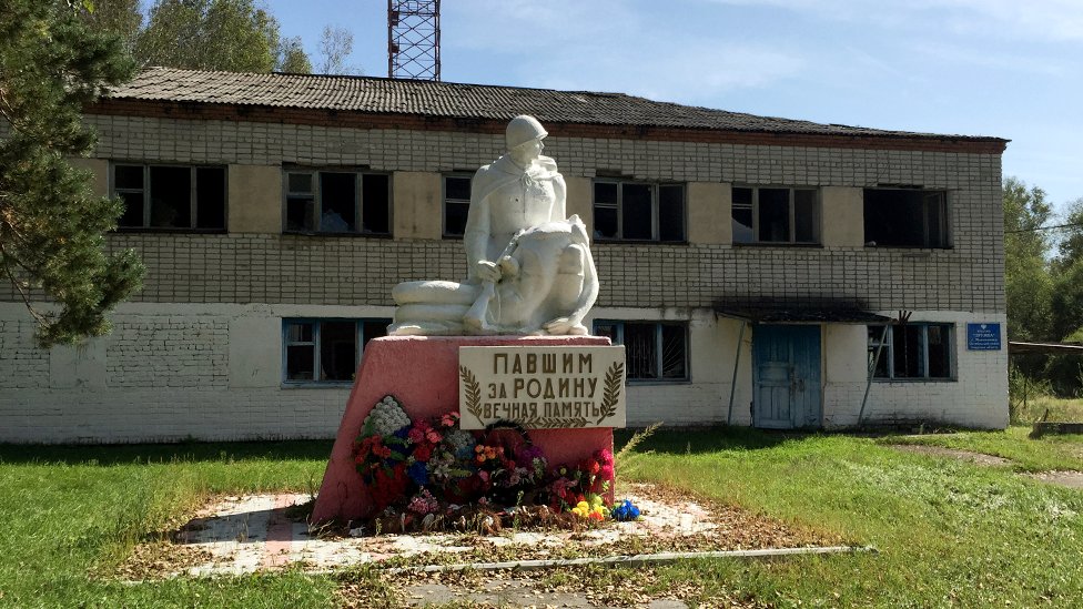 Немногочисленные остатки старого колхоза на Маяке, кроме памятника погибшим во Второй мировой войне