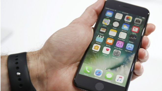 Насіров боровся з нелегальними iPhone