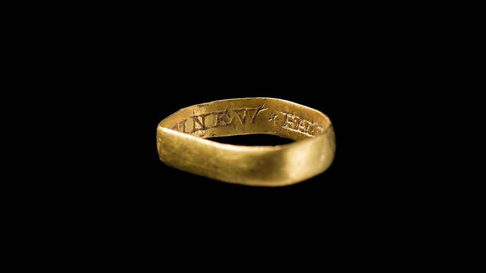 Пост-средневековое золотое кольцо, найденное в Лланфэр-Дайффрин-Клуид, Денбишир