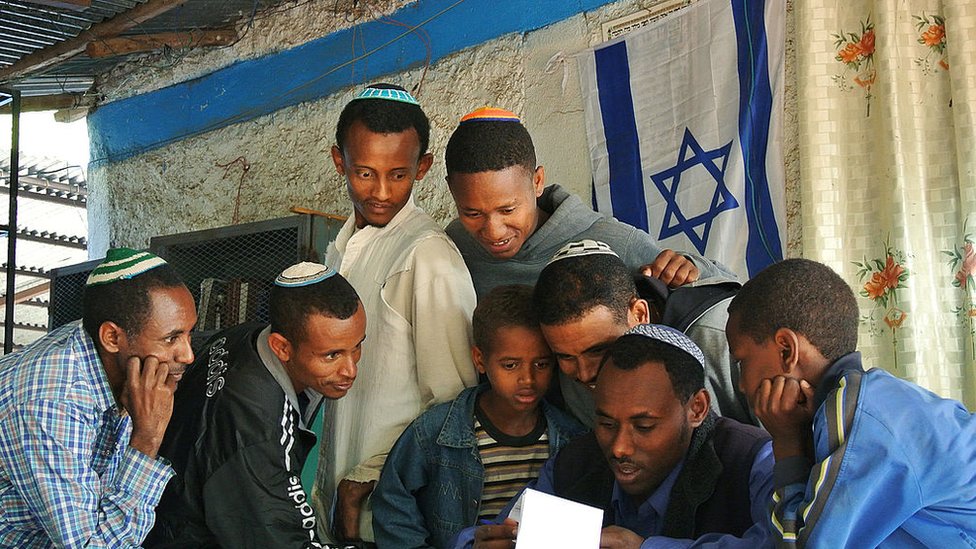 يهود إثيوبيون في كنيس بإثيوبيا يتهيأون للانتقال إلى إسرائيل في نوفمبر 2012